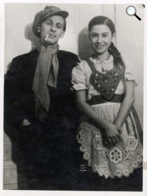 Radnóti Miklósn és Gyarmati Fanni álarcosbálban, 1937 (Fotó: OSZK)