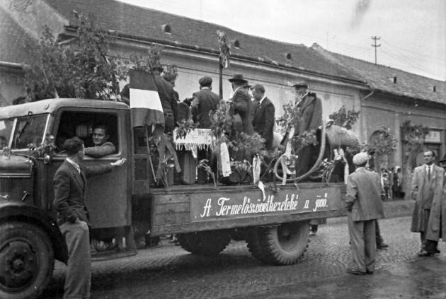 Május 1., Szejszárd, 1958 (Fotó: fortepan.hu)