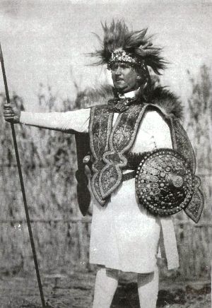 Mészáros Kálmán orvos, vadász, utazó, bennszülött díszben, Afrika  (Fotó: Magyar Természettudományi Múzeum)