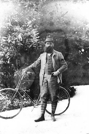 Herzl Tivadar kerékpárral (Fotó: Wikipédia)