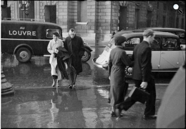 Fotó: André Kertesz: Piétons traversant la rue de Rivoli 1930, © André Kertesz Médiathèque de l’Architecture & du Patrimoine (Fotó: Facebook)