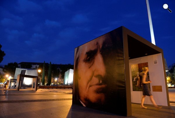 Munkácsy Mihály Liszt Ferenc arcképe című festményének másolata a Szépművészeti Múzeum és a Magyar Nemzeti Galéria remekműveit bemutató molinókiállításon Madridban (MTI Fotó: Bruzák Noémi)