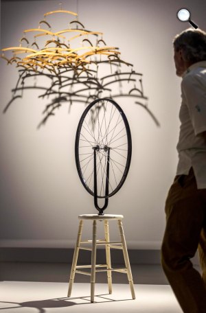 Marcel Duchamp: Biciklikerék című, 1913 és Man Ray: Akadály, 1920 (MTI Fotó: Szigetváry Zsolt)