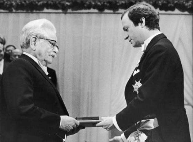 Elias Canetti átveszi a Nobel-díjat (Fotó: nobelprize.org)