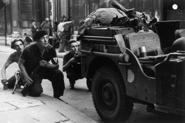 Ellenállók Párizsban, 1944. augusztus 25. (Fotó: Robert Capa/Magnum Photos)