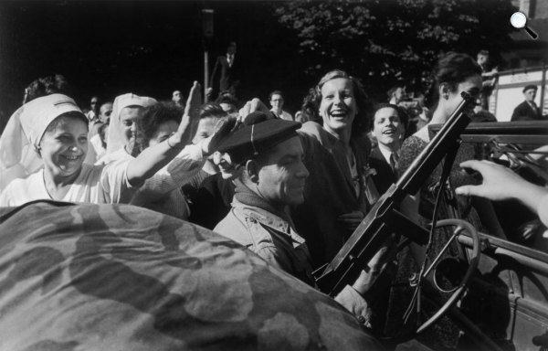 Párizs felszabadítása, 1944. augusztus 26. (Fotó: Robert Capa/Magnum Photos)