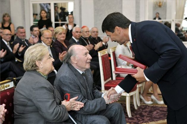 2014. augusztus 20. - A Magyar Szent István Rend átadása, Kertész Imre, Kertész Magdolna és Áder János (MTI Fotó: Kovács Attila)