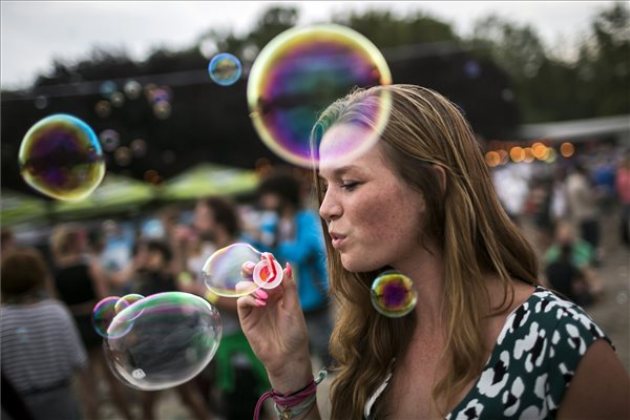 Sziget, szappanbuborék (MTI Fotó: Mohai Balázs)