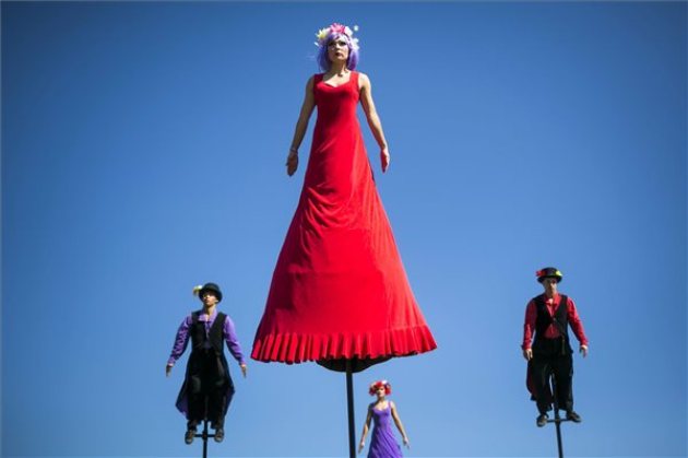 Sziget Fesztivál, utcaszínház, (MTI Fotó: Mohai Balázs) Sziget Fesztivál, utcaszínház, (MTI Fotó: Mohai Balázs)