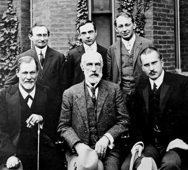 G. Stanley Hall, Sigmund Freud, Carl Jung; back row: Abraham A. Brill, Ernest Jones, Ferenczi Sándor, 1909, Clark University (Fotó: Wikipédia) G. Stanley Hall, Sigmund Freud, Carl Jung; back row: Abraham A. Brill, Ernest Jones, Ferenczi Sándor, 1909, Clark University (Fotó: Wikipédia)