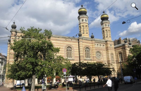 A Dohány utcai zsinagóga Európa legnagyobbja, a magyarországi zsidóság fontos jelképe. (MTI Fotó: Kovács Sándor )