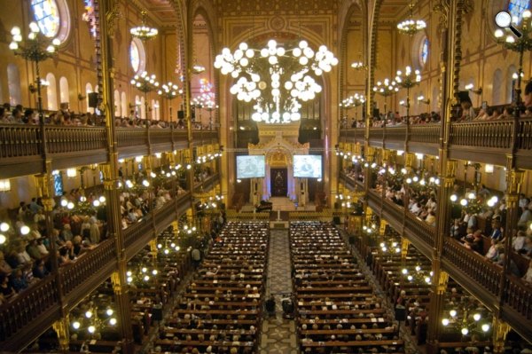 Emlékest a száz éve született Raoul Wallenberg tiszteletére a Dohány utcai zsinagógában. (MTI Fotó: Kallos Bea)