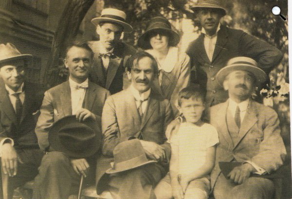 Nyugatosok, Balról: Tóth Árpád, Laczkó Géza, Babits Mihály, Kosztolányi Ádám, Fenyő Miksa, hátul Kuncz Aladár, Babitsné Török Sophie és Kosztolányi Dezső, Budapest, 1923. május 30. (Fotó: Török Sophie felvétele/OSZK)