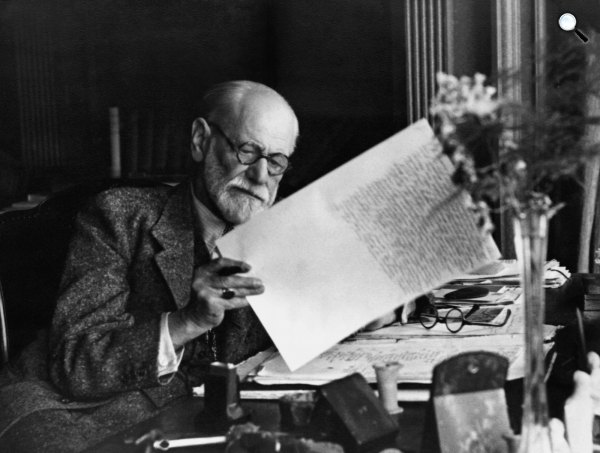 Sigmund Freud dolgozik (Fotó: Wikimédia)