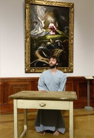 Textura 2014, Szépművészeti Múzeum, Simon Kornél  Jókai Anna: Alvó tanítvány című művét adja elő El Greco: Krisztus az Olajfák hegyén című képe előtt (MTI Fotó: Soós Lajos)