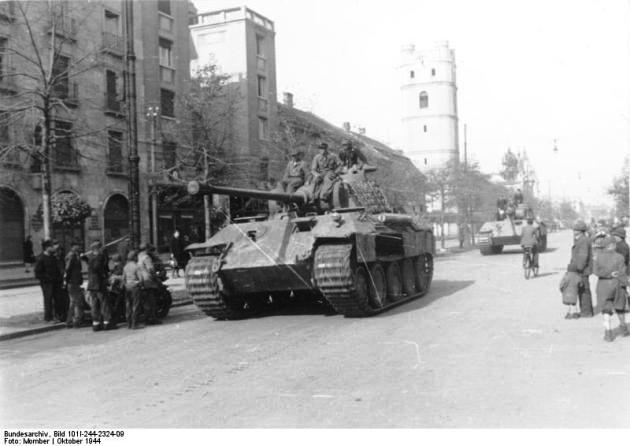 Német Panther Ausf. A harckocsik menetben Debrecenben a Piac utcán. Háttérben a csonkatemplom, 1944. október (Fotó: Bundesarchív)