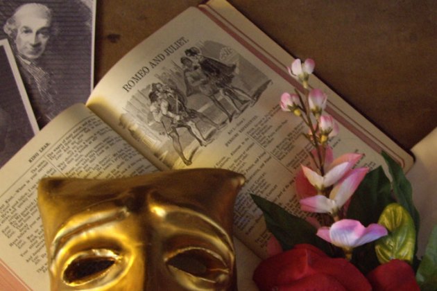 Shakespeare: Rómeó és Júlia, könyv, maszk 