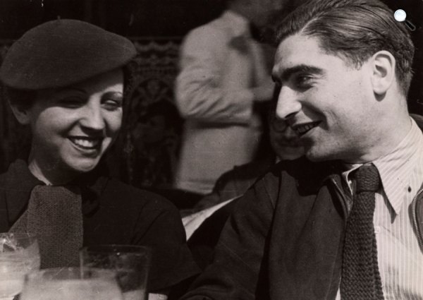 Gerda Taro és Robert Capa, Párizs, 1936 (Forrás: Icp.org)