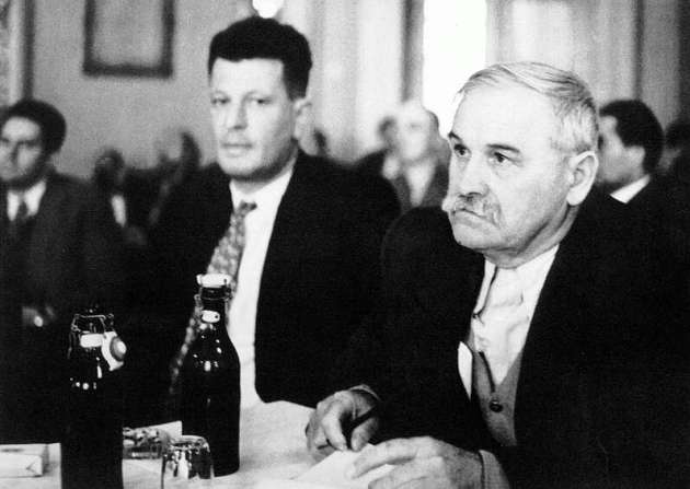 Karinthy Ferenc és Veres Péter a Magyar Írók Szövetségének alakuló ülésén, 1959 (Fotó: Munk Tamás/OSZK)