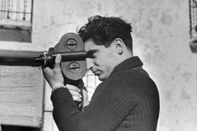 Robert Capa (Fotó: Gerda Taro, 1937)