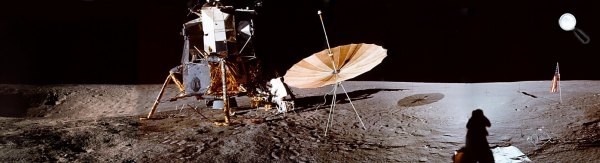 Hold, Apollo-12  landolási helyszíne, 1969. november 18.  (Fotó: NASA)