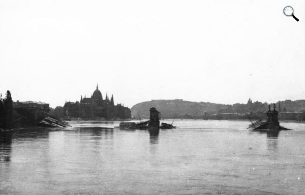 Margit híd romjai a hadi hídként épült Manci hídról nézve, 1945 (Fotó: Fortepan.hu)
