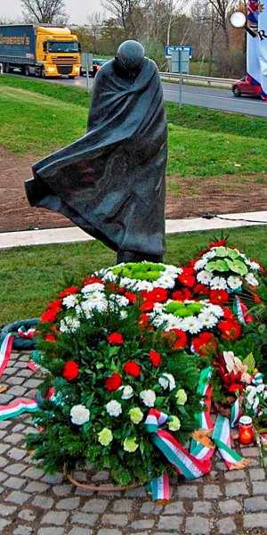 Melocco Miklós: Radnóti-szobor, Győr-Abda (MTI Fotó: Krizsán Csaba)