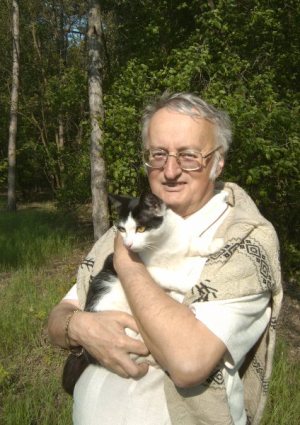 Nemere István macskával (Fotó: nemere.hu)