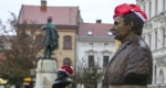Mikulás-sapka Deák-, Batthyány- és Kossuth-szobron Pécsen (MTI Fotó: Sóki Tamás)
