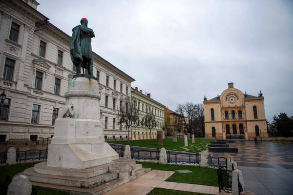 Mikulás-sapkát kapott a Kossuth-szobor Pécsen (MTI Fotó: Sóki Tamás)