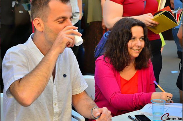 Könyvhét 2014 - egy korty Vörösmarty tér, Grecsó Krisztián és Erdős Virág (Fotó: Takács Andrea)