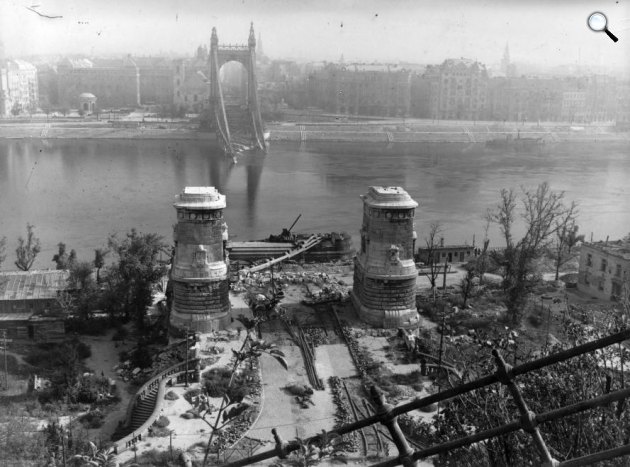 Budapest,  lerombolt Erzsébet híd a Gellérthegyről nézve. 1945 (Fotó: Fortepan)