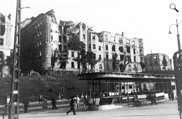 Budapest, Széll Kálmán tér a Várfok utca felé nézve, 1945 (Fotó: Fortepan.hu)