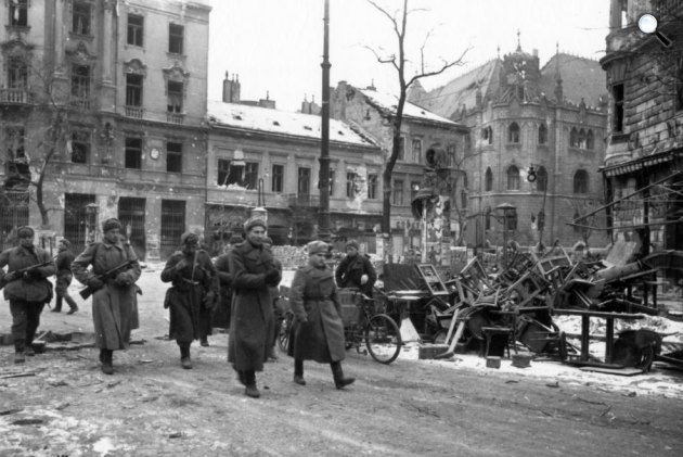 Budapest, Üllői út - József körút kereszteződése, jobbra az Iparművészeti Múzeum,1945 (Fotó: Fortepan.hu)