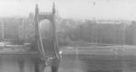 Budapest,  lerombolt Erzsébet híd a Gellérthegyről nézve. 1945 (Fotó: Fortepan)