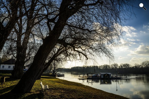 Komp közlekedik a Tiszán Tiszacsege és Ároktő között (MTI Fotó: Czeglédi Zsolt)