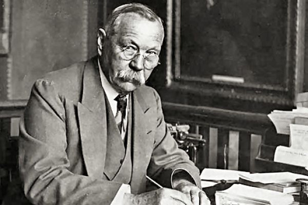 Sir Arthur Conan Doyle (Forrás: Sirconandoyle.com)