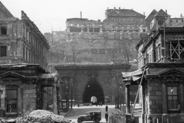 II. világháború, Budapest, Budai Vár, Clark Ádám tér, Alagút, Lánchíd, 1945 (Fotó: Fortepan)