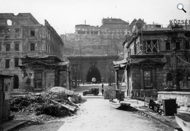 II. világháború, Budapest, Budai Vár, Clark Ádám tér, Alagút, Lánchíd, 1945 (Fotó: Fortepan)