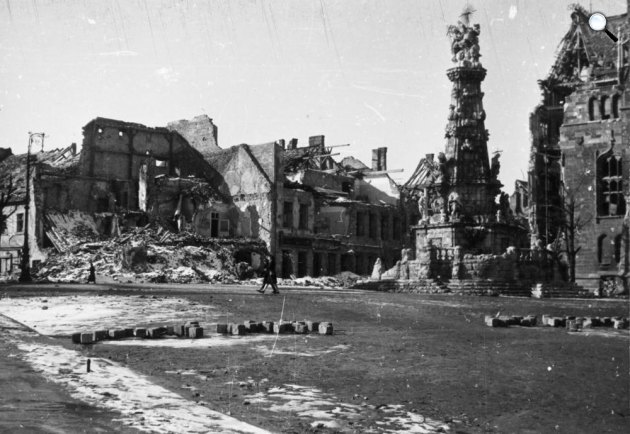 II. világháború, Budapest, Budai Vár, Szentháromság tér, 1945 (Fotó: Fortepan)