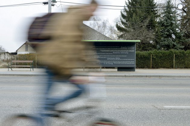 Kreatív buszmegálló Dabason (MTI Fotó: Koszticsák Szilárd)