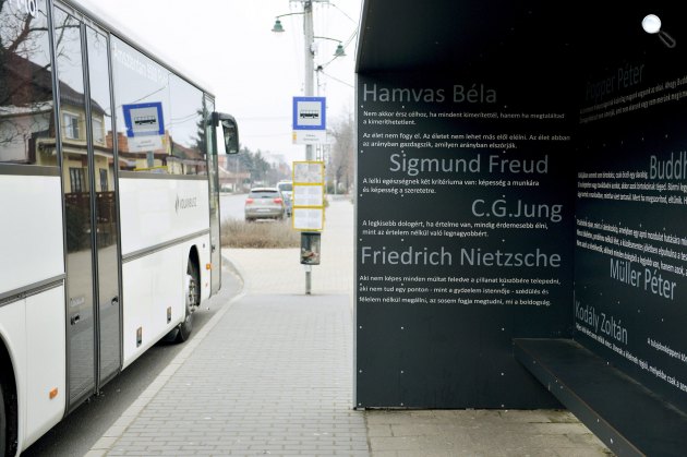 Kreatív buszmegálló Dabason (MTI Fotó: Koszticsák Szilárd)