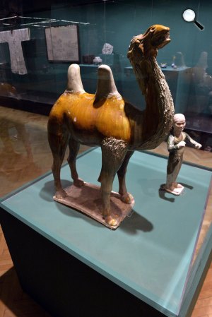 Teve és tevehajcsár festett mázas agyagszobra a Tang-dinasztia korából, Iparművészeti Múzeum (MTI Fotó: Máthé Zoltán)
