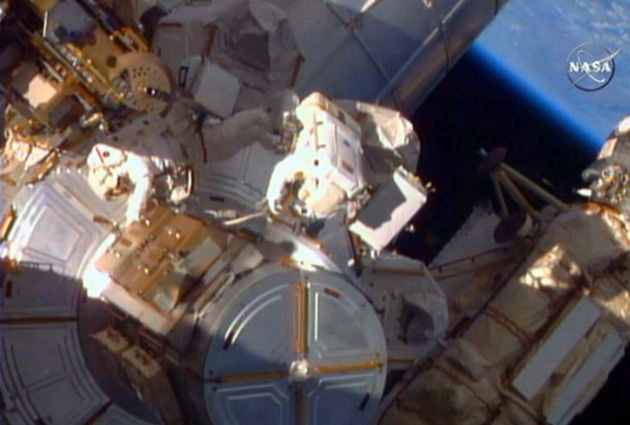 Űrsétán a NASA űrhajósai, Butch Wilmore és Terry Virts, 2015 (Fotó: NASA)