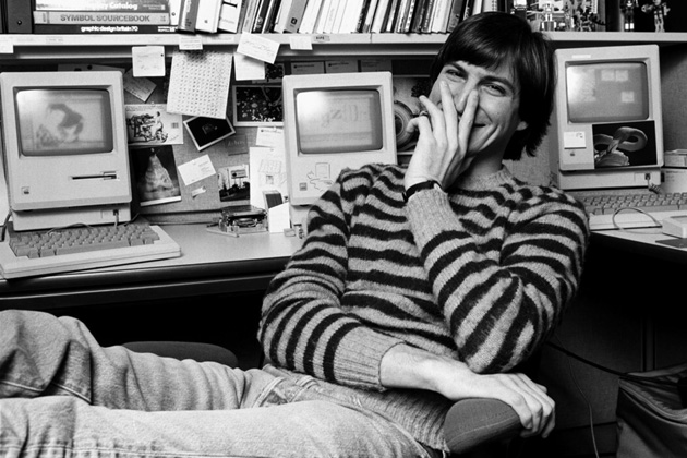 Steve Jobs fiataon (Fotó: Biography.com)