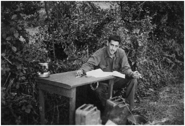 J. D. Salinger a II. világháborúban katonaként - a Rozsban a fogó írása közben (Fotó: Európa Kiadó)