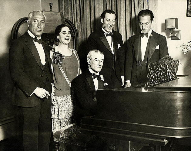 Maurice Ravel a zongoránál, Éva Gauthier, Manoah Leide-Tedesco, George Gershwin (Fotó: Wikipédia)