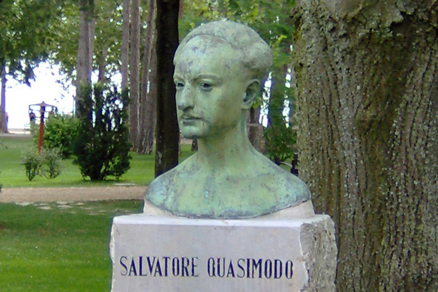 Salvatore Quasimodo költő szobra Balatonfüreden (Fotó: Wikipédia)
