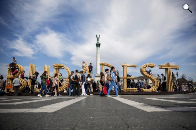 A Hello Wood faépítész csapat által felállított Budapest felirat a Hősök terén 2014. (MTI Fotó: Mohai Balázs)