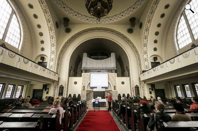 Séta 100 éves budapesti házakban - Millisits Máté művészettörténész a Fasori Református Egyházközség templomában (MTI Fotó: Mohai Balázs)
